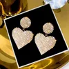 Encanto europeo y americano celebridades aretes de amor de diamantes de lujo personalidad moda OL diseño sentido aretes de corazón de melocotón aretes simples exagerados