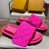 Almohada de piscina Confort Zapatillas de diseñador Sandalias Toboganes de piel de becerro lisos de lujo Mulas planas Revival Zapatilla de playa de verano 10A106