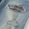 Calça jeans masculina slim fit desgastada com estampa de patchwork lavada