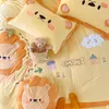 Conjuntos de ropa de cama Conjunto de cuatro piezas de dibujos animados de león amarillo Fibra de leche gruesa Sábanas de lana de coral de invierno