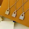 Klassiskt Titanium Steel Lock Necklace Women's Gold Sier Letters Present Girl Friend Wedding Inlaid With Diamonds Designer smycken bleknar inte