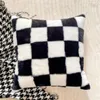 Hurtownia jasna luksusowa i prostota poduszka szachownicza kraciasta czarno -biała elegancka nordycka poduszka na sofę na rozkładaną poduszkę