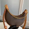 Delicada imitação designer bolsa de mão meia lua sacos de ombro loop moda baguette nicho alto sentido