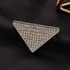 Berühmtes Design Gold Pins P Brief Marke Desinger Brosche Frauen Strass Diamanten Dreieck Broschen Anzug Pin Modeschmuck Kleidung Dekoration Zubehör