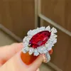 Kvinnor Wedding Ring European och amerikansk stil Artificial Red Crystal Ruby Zircon Diamond White Gold Plated Sweet Ring Girl Friend Party SMEECHTABE JUSTABLE