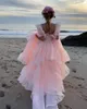 Sexy Baby Pink Organza Prom Dresses Maniche corte a sbuffo Ruffles Fessura Abiti da cerimonia da sera da donna Vestidos De Fieast 2023