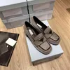 Met Box Prad driehoek logo chocolade kristal verfraaid satijn loafers casual schoenen dames korte laarzen zwarte schoen verhoging platform snea Ql