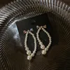 Kolczyki obręcze Huggie 925 Srebrna igła moda długa perła inkrustowana z diamentowym łukiem czerwonym kolczykami. Kobieta