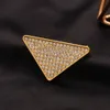 Знаменитый дизайн золотые булавки P Письмо бренд бренд Desinger Brooch Women Athestone Diamonds Triangle Brooches костюмы модные ювелирные украшения аксессуары