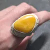 Bagues en grappe 1pcs / lot Bague en ambre naturel Peau de vache jaune Taille faite à la main Réglable Belle et haute qualité Accessoires précieux Gemme