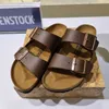 ドイツのスリッパのデザイナーBirkinstocks Boken Cork Slippers Arizona Boken Double-Button Women's Shoesは夏に13MTの外でカップルの男性のサンダルを着る