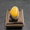 Bagues en grappe 1pcs / lot Bague en ambre naturel Peau de vache jaune Taille faite à la main Réglable Belle et haute qualité Accessoires précieux Gemme