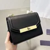 Bolsos de diseñador Hombro Triangular Flip Dinner Mujeres Lujoso Square Chain Strap Crobody Bolsos Lady Envelope calidad