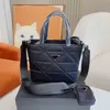 Väskor totes handväska designer kvinnor klassiska imitation märke svart geometrisk nylon axelväska mångsidig pendlare fest middag brud handväska