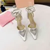 Женские туфлиальные каблуки 2023 модные сандаловые туфли обувь Mach 95 Silk Satin Double Bow Crystal Crystal Pumps Белый черный серебряный серебряный дизайнер роскошный дизайнер с сандал высокие каблуки PA