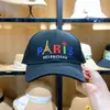 Lüks Klasik Beyzbol Kapağı Casquette Tasarımcıları Şapka Demir Kulesi Premium Malzeme Caps Metin Moda Kadınlar ve Erkekler Güneşlik Kapı Spor Top Kapakları Açık Mekan Seyahat Hediyesi