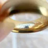 Кольца полосы она золотистого цвета мужские кольца пальцев 8 мм вольфрамовые карбиды замороженные ленты Свадебные ювелирные изделия для мужчин Размер 7-13 TRX059 230222