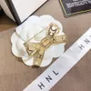 Роскошный бренд Stamp Ch Brooch Женщины Мужчины Desinger Ювелирные изделия с принтом Letter Pin Brooch 18k Gold Plated Vintage Любители моды Свадьба Платье Аксессуары Подарок с коробкой