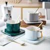 Xícaras pires de canecas de café cerâmica clássicas Porcelana Drinkwarware de chá quadrado colher pires de pires dourados e lida com o design criativo