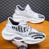 New Men Running Shoes Runners Runners Black White Designer Classic Fly Cut Knit Out Outdoor Brial Runging Sport Man Sneakers Chaussures 40-44