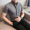 Camisas casuales para hombres estilo coreano de verano franja de moda apretada de moda camiseta de manga corta