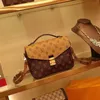 Damväskor Designer Kvinnor Läderhandväskor Lyxig axelväska Kvinnliga bruna blommor Dam -märke handväska med dammtät väska