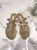 Nouvelle femme Sandales d'été Rivets Big Bowknot Flip Flops Beach Sandalias Femininas Flat Jelly Designer Sandals4177344