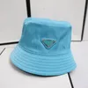 Desingers Bucket Hat Luxurys Chapeaux à large bord Lettre Décoration en métal triangulaire Chapeaux de soleil Tendance de la mode Voyage Bucket hats Casquettes de mode de jardin classiques de haute qualité