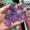 Dekorative Figuren im Großhandel mit natürlichen polierten violetten Amethyst-Trommelkristallen, Heilsteinen, unregelmäßigen Mineralproben für zu Hause