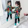 Giyim Setleri Çocuk Giysileri Takım Kızlar Sonbahar Kıyafet Moda Gündelik Büyük Çocuk Mektubu Kazak Taytlar Twopiece Set 230223