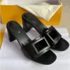 Perfect 2023s/s Summer-Baguette Sandals Buty Kobiety szeroki pasmo szkiełki plażowe zwykłe ozdobne modne klapki puste gumowe kapcie