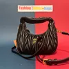 New Miu Hobo Designer borse sotto le ascelle mini borsette in raso vagare Clutch Holding Handbar Borsa a tracolla Fashion Luxury Retro portafoglio Borsa da banchetto in pelle Borsa da viaggio