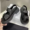 SCHWARZE SANDALE AUS KALBSLEDER. Signaturprägung auf den Kratzern. Grobe Profilsohle aus Gummi mit Rautenmuster. Designer-Sandalen für den Urlaub am Strand. Große Größe 35 42