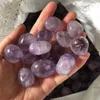 Dekorative Figuren im Großhandel mit natürlichen polierten violetten Amethyst-Trommelkristallen, Heilsteinen, unregelmäßigen Mineralproben für zu Hause