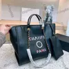 Damdesigner i äkta läder Strand Shoppingväskor Färgglad Letter Lyxficka Med Deauville Kedja Topp Handtag Toes Guld Metall Hårdvara Crossbody Handväska 38CM