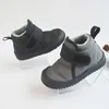 Spor ayakkabılar kış çocukları kadife pamuk ayakkabıları bebek rahat yumuşak dozlu sıcak pamuk botları erkek ve kızlar moda kısa kar botları 230223