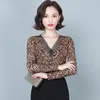 Kvinnors blusar vintage flockning tryck spetsbluster kvinnor skjortor 2023 långärmad v-ringning koreansk plus size topps camisas mujer