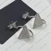 光沢のあるクリスタル三角スタッドラインストーンフープイヤリングブランドレターダイヤモンドイヤリングデザイナー女性の誕生日ウェディングパーティーギフト
