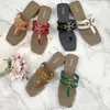 Sandalet tarzı lüksler terlik kadın markaları açık ayak parmağı flop sandalet yaz klasik moda düz anti-skid terlik plaj ayakkabıları