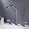 Grifos de lavabo de baño minimalista de latón con doble manija, pistola de tres orificios, grifo montado en cubierta de lavabo gris, grifo mezclador de agua fría