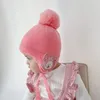 Basker Winter Cartoon Baby Children Knit hatt varm vindtät tjockt örat med hårboll söt lei feng ull