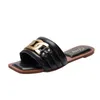 Yeni kadın flip floplar sandal yaz slaytları moda siyah metal zincir dekore edilmiş düz yuvarlak ayak parmağı slaytlar kadın plaj ayakkabıları