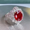 Vrouwen trouwringen Europese en Amerikaanse stijl imitatie ruby ​​geometrisch rood kristal zirkon diamant dame zoet wit goud vergulde ring feest sieraden verjaardag cadeau