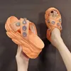 أحذية عالية الكعب سيدة النعال النعال غير الرسمية منصة شرائح الشرائح على إسفين جيلي Flip Flops الفاخرة 2023 Glitter Bonded Leat 230223