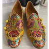 Kledingschoenen gele handgemaakte geborduurde man rond teen bloem knoop flats loafer post slip op luxe bruiloft mannen 230223