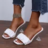 Sandálias 2023 São de chinelos de estilete quadrado de cabeça quadrada chinelos coreanos de couro transparente de pé branco salto alto de salto alto