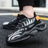 Nuevos Hombres Zapatos para correr Corredores negro blanco diseñador clásico corte de mosca de punto al aire libre Transpirable jogging Deporte Hombre Zapatillas Chaussures 40-44