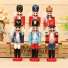 Figuras decorativas Objetos 9pcs Soldado de nozes de madeira Soldier árvore de Natal Decor pendurado Pingets Pingentes para ornamentos de ano em casa1