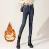 Kvinnors jeans tjocka sammet mager för kvinnor hög midja fleece smal passande stretch damer vinter varm casual denim penna byxor 230223