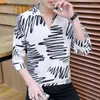 T-shirt da uomo Moda scollo a V con giunzione T-shirt stampata all-match Abbigliamento da uomo 2023 Primavera Pullover casual Top T-shirt allentata coreana